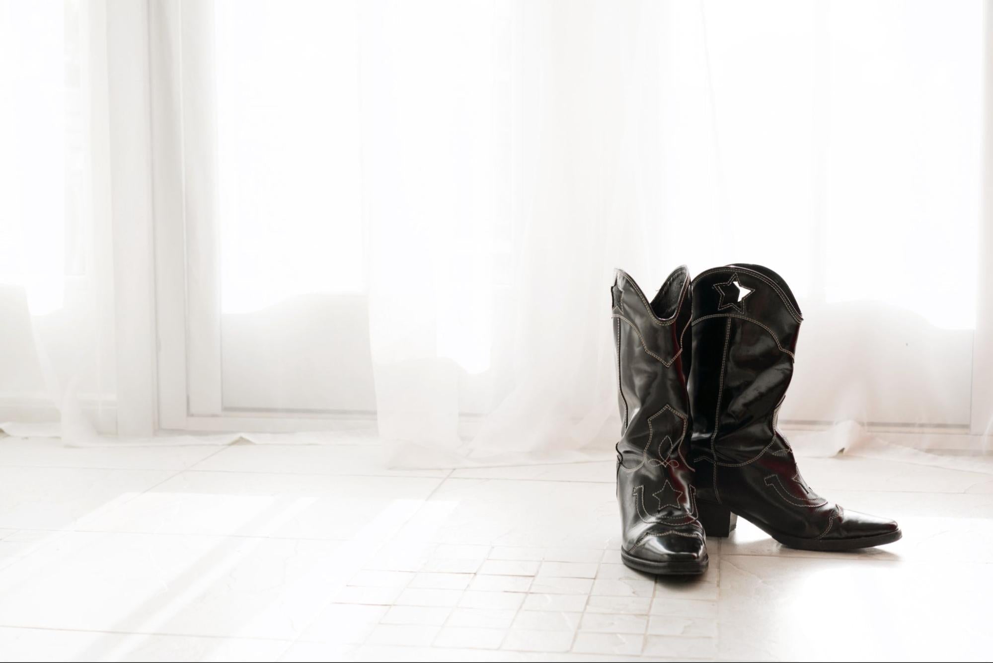 como combinar botas cowboy