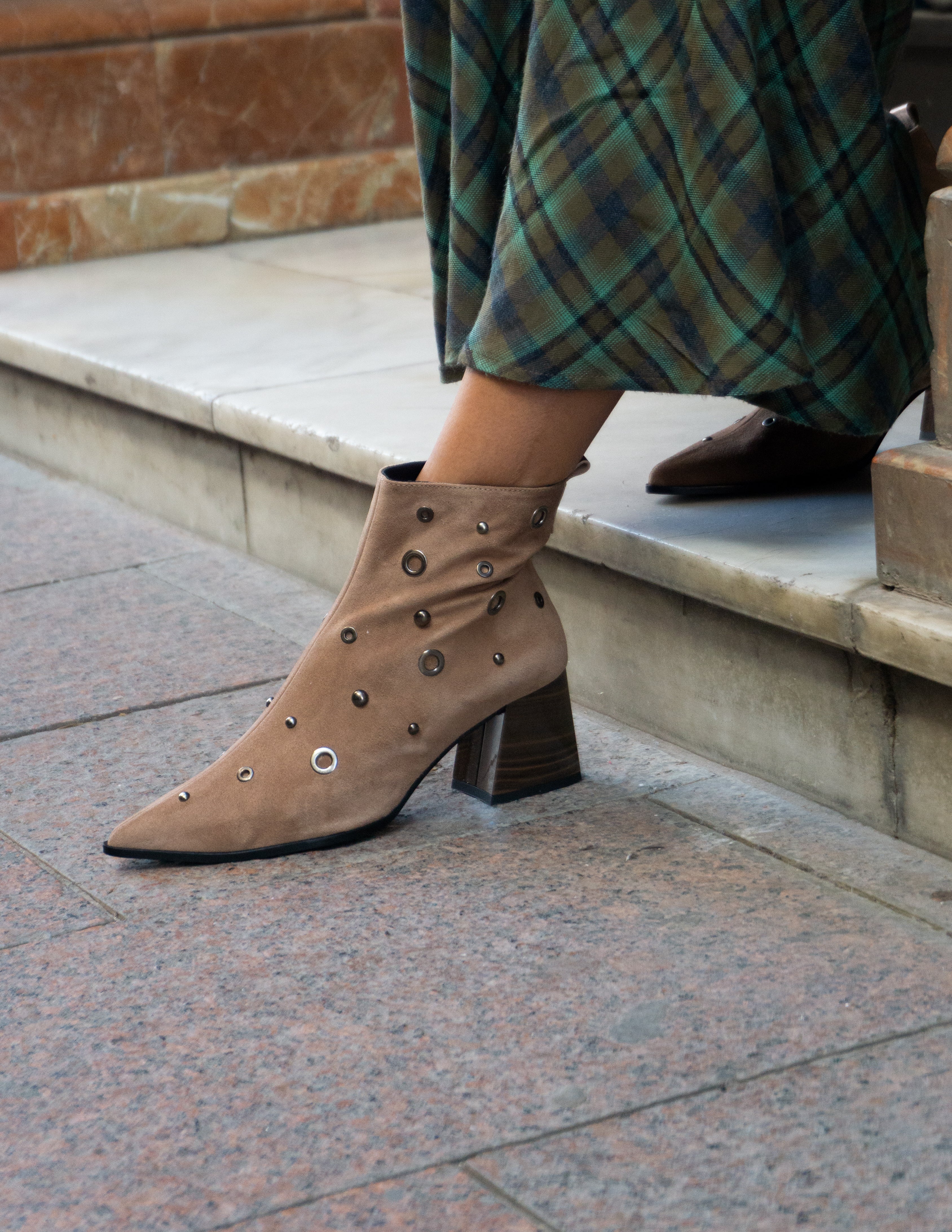 Cómo combinar botas y botines este otoño-invierno 2025: colores, estilos y tendencias