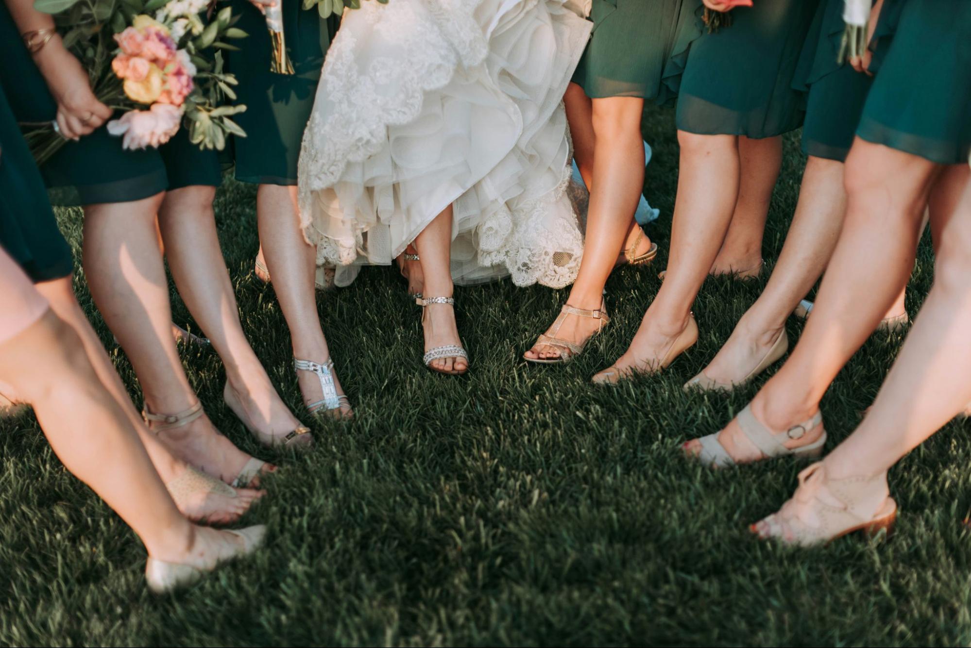 ¿Cómo combinar zapatos y bolso para boda?